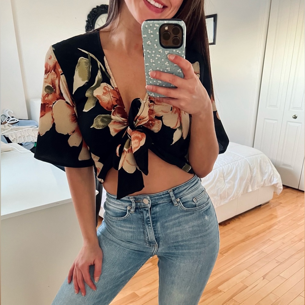 BLACK FLORAL FLOWY CROP TOP XS